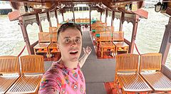 Marco Togni si scatta un selfie a bordo dell'imbarcazione dell'hotel al Mandarin Oriental Bangkok lungo il fiume.