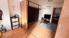 Interno di un soggiorno in giappone con tv e mobili moderni.