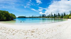 Spiaggia bianca e acque cristalline dell'Isle of Pines, Nuova Caledonia.