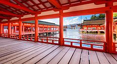 Strutture rosse dell'Itsukushima Shrine che si affacciano sull'acqua a Miyajima.