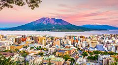 Skyline di Kagoshima con il vulcano Sakurajima al crepuscolo.