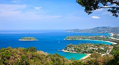 Vista del mare e delle spiagge da Kata e Karon beach viewpoint, Phuket.