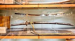 Katane esposte in vetrina al centro commerciale Ginza Six.