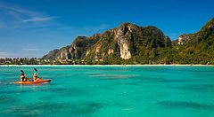 Due persone in kayak nelle acque turchesi di Ko Phi Phi Island.