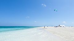 Kitesurfisti su una spiaggia tropicale a Kume Island, Okinawa.