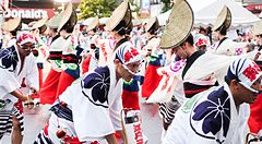 Persone in costumi tradizionali ballano al festival Koenji Awa Odori a Tokyo.