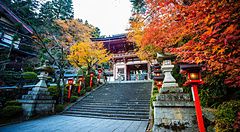 Scala del tempio Kurama-dera a Kyoto con foglie autunnali