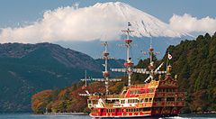 Nave pirata sul lago Ashi con il Monte Fuji sullo sfondo.