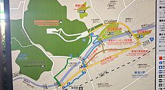 Una mappa informativa urbana situata in Giappone con percorsi e spazi verdi.