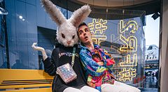 Marco Togni su panchina con manichino coniglio ad Harajuku