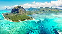 Vista aerea di Mauritius con Le Morne Brabant e cascata sottomarina.