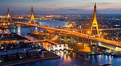 Il Mega Bridge di Bangkok illuminato di notte sopra il fiume.