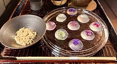 mochi colorati decorati con fiori edibili e tazze di tè al Rokujuan