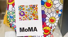 Mascherina con fiori colorati di Takashi Murakami confezionata con cartellino MoMA nel MoMA Design Store a Tokyo.