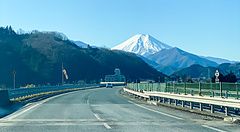 il monte Fuji innevato visto dall'autostrada tra Tokyo e Kawaguchiko.