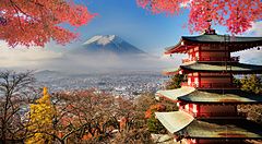 Monte Fuji con colori autunnali e pagoda in Giappone.