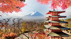 Monte Fuji e Chureito Pagoda con foglie autunnali in Giappone.