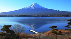 Il Monte Fuji con neve, visto dal lato del lago Kawaguchi-ko in una giornata serena.
