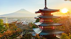 Il Monte Fuji svetta dietro la Pagoda Chureito durante un tramonto luminoso in Giappone.