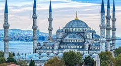 La Moschea Blu di Istanbul con i suoi minareti al crepuscolo.