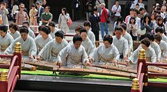 Donne in kimono suonano strumenti tradizionali al tempio Meiji Jingu, in Giappone.