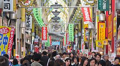 Una folla di persone cammina all'interno della galleria commerciale coperta del Nakano Broadway in Giappone.