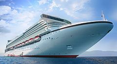 Nave da crociera sul mare con cielo azzurro.