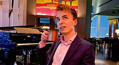 Marco Togni siede all'interno del New York Bar del Park Hyatt Hotel a Tokyo, tenendo in mano una tazza metallica.