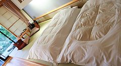 Stanza dell'Oku Nikko Hotel Shikisai con futon tradizionali e tavolino basso.