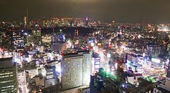 Vista notturna dello skyline di Tokyo catturata dalla finestra a Bar Bellovisto presso il Cerulean Tower Tokyu Hotel.