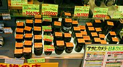 Obiettivi per fotocamere usati esposti in una vetrina in Giappone.