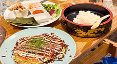 Okonomiyaki vegano e gluten free con contorni al ristorante Vegan and Gluten Free Osaka.