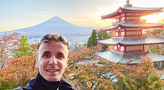 Selfie di Marco Togni di fronte alla pagoda Chureito con il Monte Fuji sullo sfondo.