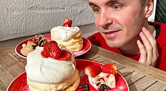 Marco Togni guarda con curiosità due piatti rossi contenenti pancake di Natale a Chaka decorati con fragole e crema.