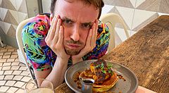 Marco Togni a un tavolo con pancake alla pesca a Flipper's e bevanda chiara.