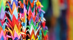 Molteplici gru di carta piegata di diversi colori sono appese in file verticali all'interno del Memoriale di Hiroshima.