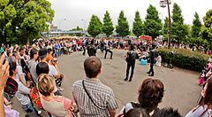 Un gruppo Rockabilly si esibisce per una folla di persone al Parco Yoyogi, in Giappone.