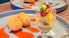 Due piatti con parfait di verdure e crocchette con carne vegana serviti al ristorante Green Italian Torcia a Shinjuku.