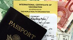 Passaporto con certificato di vaccinazione, carta telefonica e valuta.