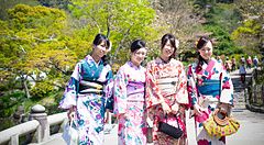 Donne giapponesi in yukata colorati nel parco Maruyama, Kyoto.