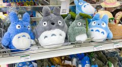 Scaffali di un negozio Hands in Giappone pieni di peluche e portachiavi dei personaggi di Totoro.
