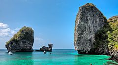 Baia di Phi Phi Island con formazioni rocciose e acque turchesi.