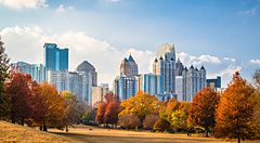 Skyline di Midtown Atlanta visto da Piedmont Park in autunno.