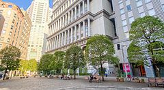 Piazza con edificio europeo nel quartiere italiano di Tokyo, Shimbashi.
