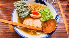 Una ciotola di ramen con uovo, carne e alga nori servita in un ristorante Afuri Ramen in Giappone.