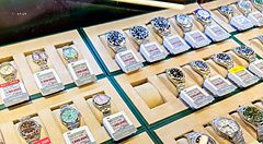 Vetrina con orologi Rolex in Giappone.