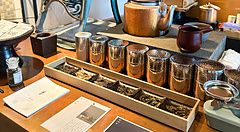 Tavolo con varietà di tè e strumenti di preparazione presso Sakurai Japanese Tea Experience a Tokyo.