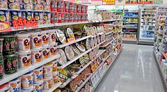 Scaffali di un minimarket giapponese pieni di confezioni di ramen istantaneo.