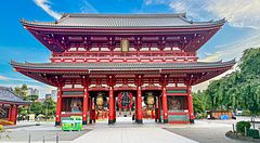Tempio Senso-ji ad Asakusa, Tokyo, con grande porta rossa e lanterne.