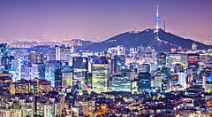 Skyline notturno di Seoul con la Namsan Tower in evidenza.